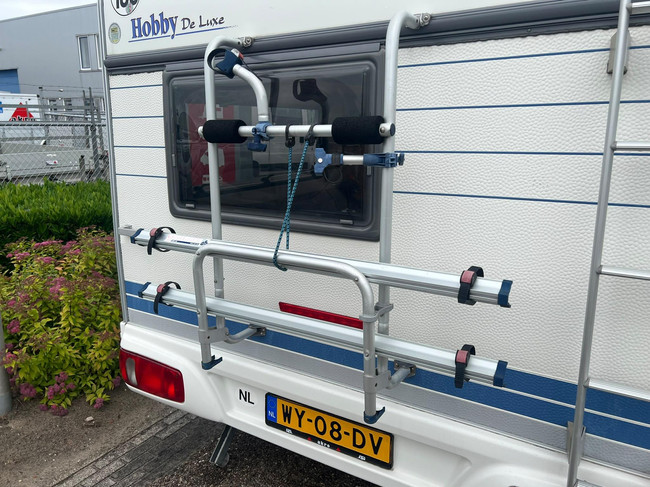 Hobby De Luxe 400 SF | Awning | Bicycle Rack | Semi-Automatic Mover | Fixed Bed | Dinette (Train Seating) | Tempo 100 | Shock Absorbers photo: 20