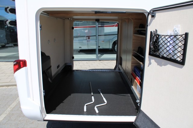 Hymer Exsis i 474 Fiat 160 CV compacto, estrecho, ligero, con camas individuales y cama abatible (55 foto: 19