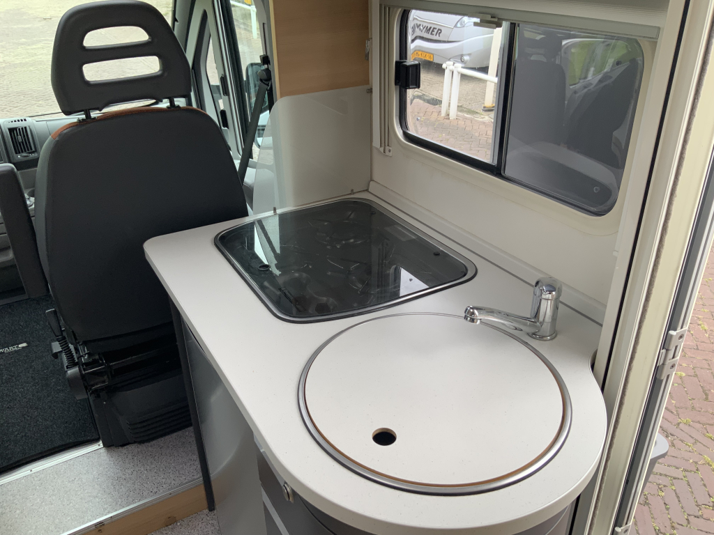 Knaus Van Ti 600 ME – Compleet 3 liter 160 PK Half-integraal, vastbed, halve- treinzit, draaistoelen Camper centrum on the road foto: 14