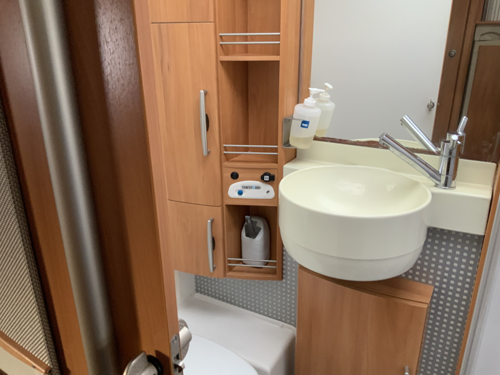 Hymer B 614 2.8 JTD 146 PK Integraal, Dwars – bed & Hef-bed, Garage etc., Bj. 2005 Camper centrum on the road foto: 18