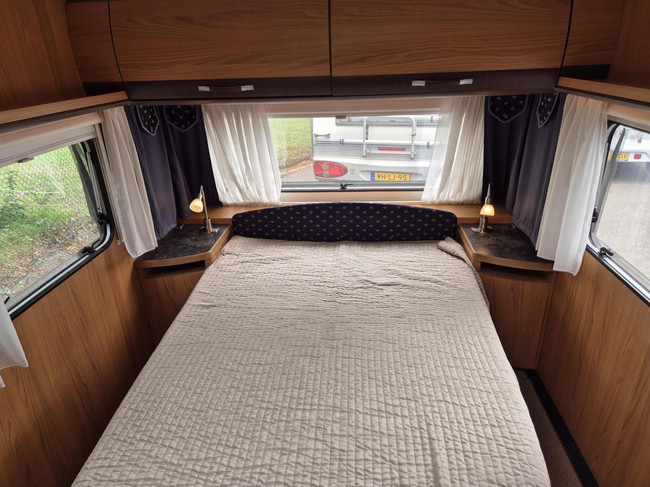 B&uuml;rstner 525 TS Belcanto lit Queen petite annexe photo: 12