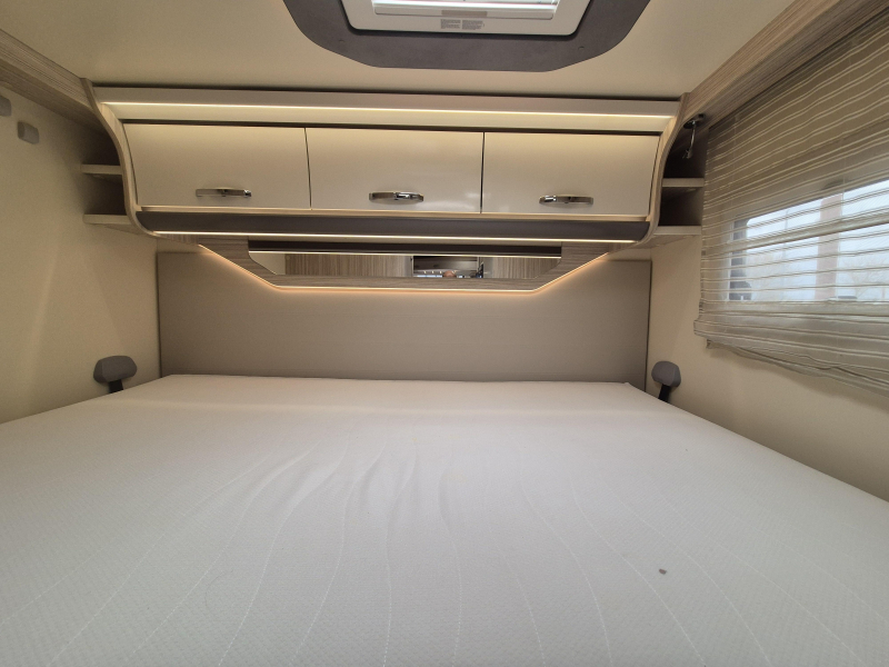 Elnagh T-Loft 450 Querbett und Hubbett Foto: 17