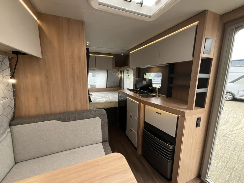 Knaus Sport 420 QD DWARS BED-XL KEUKEN  foto: 5