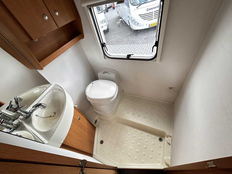 Knaus Sport TR Alkovenmobil/Querbett/2008/Klima  Foto: 14