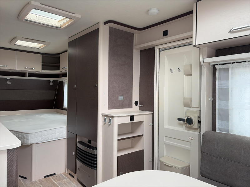 Dethleffs C'Go 495 FR Mover/Awning photo: 8