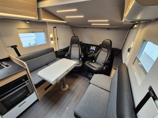 Adria SONIC SUPREME 700DL 161 PK AUTOMAAT SLECHTS 11.366 KM VEEL OPTIES SOLAR AIRCO 16 INCH VELGEN LENGTEBEDDEN HEFBED foto: 14