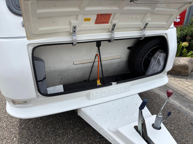 Hobby 30 | Voortent | Luifel | Fietsendrager Achter | 3-Pits gasfornuis | Dakluik foto: 20