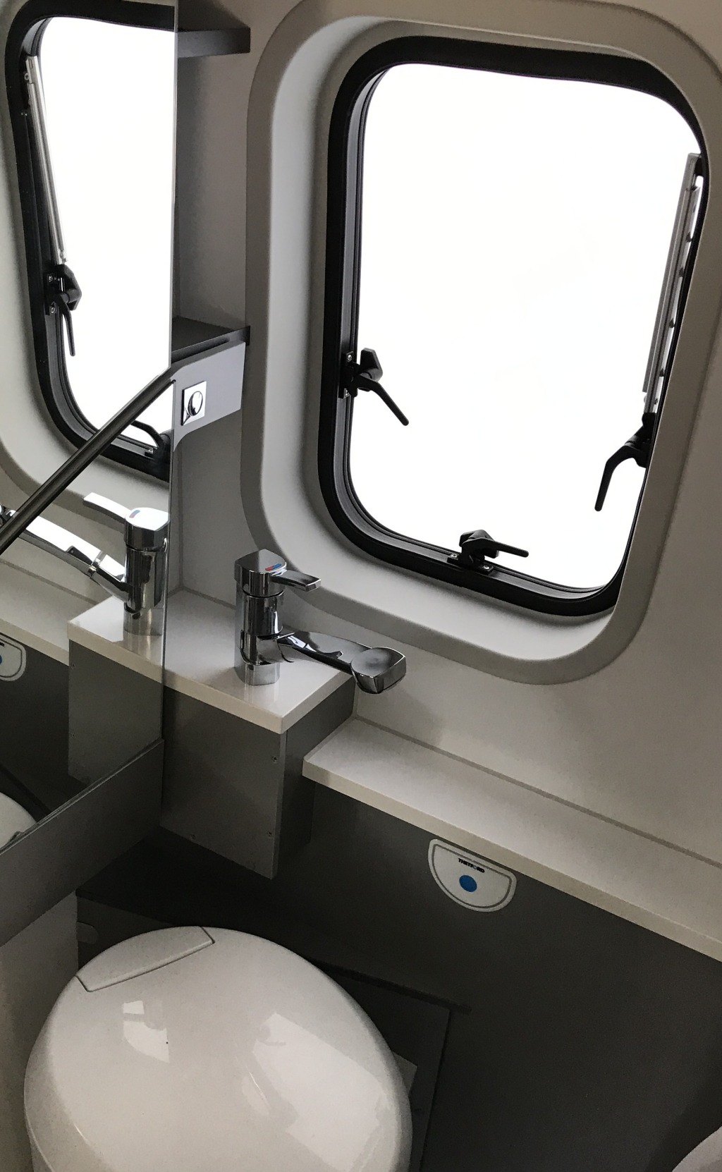 Adria 640 SLX # AUTOM&Aacute;TICO # CAMAS INDIVIDUALES# foto: 16