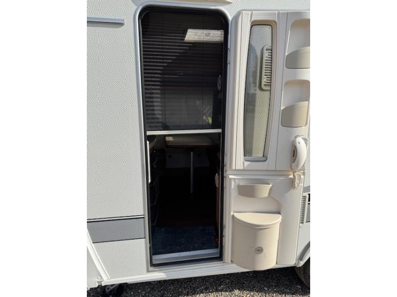 Hobby De Luxe 400 SFE incl. air voortent  foto: 8