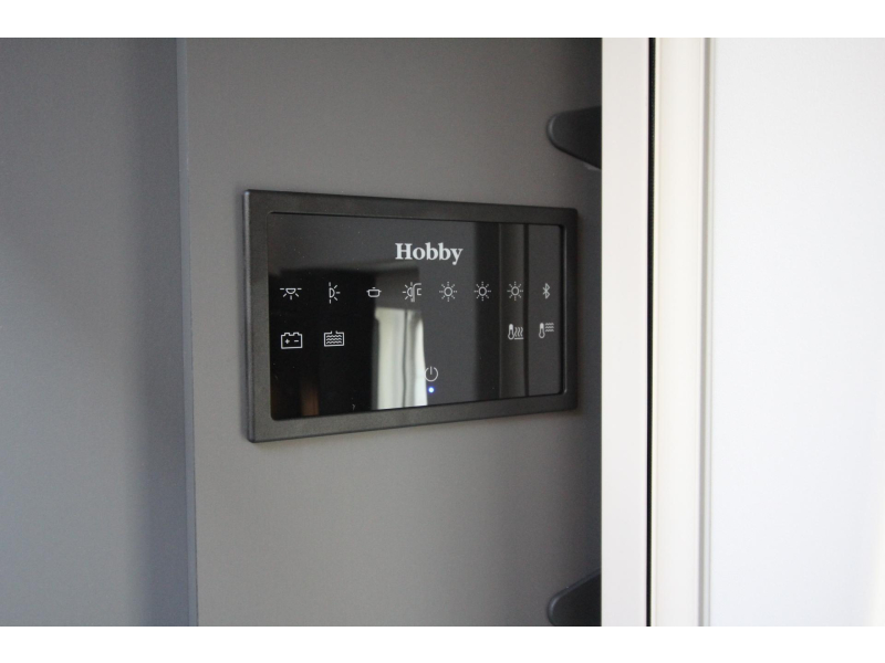 Hobby De Luxe 400 SFE Cama francesa y nevera alta foto: 15