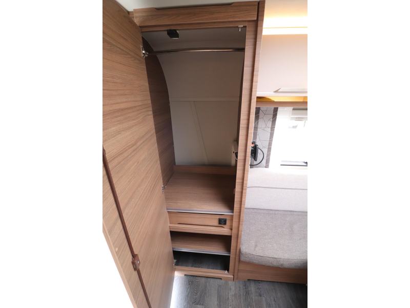 Knaus Sport E-Power Selection 420 QD Mover / Awning / Air conditioning photo: 15
