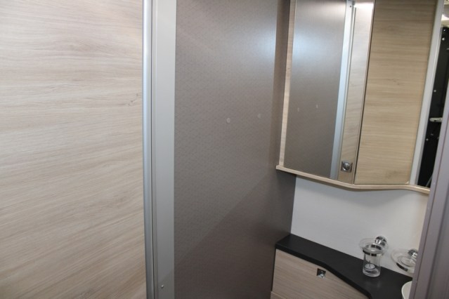 Challenger Graphite Vip Edition T 328 idem Chausson 788 AUTOM&Aacute;TICO Fiat 140 cv equipado con cama Queen y cama abatible 4 pers. (76 foto: 44
