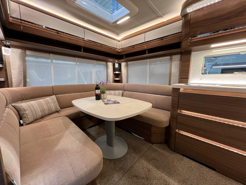 Tabbert Puccini 685 DF queensbed, mover, airco  foto: 7