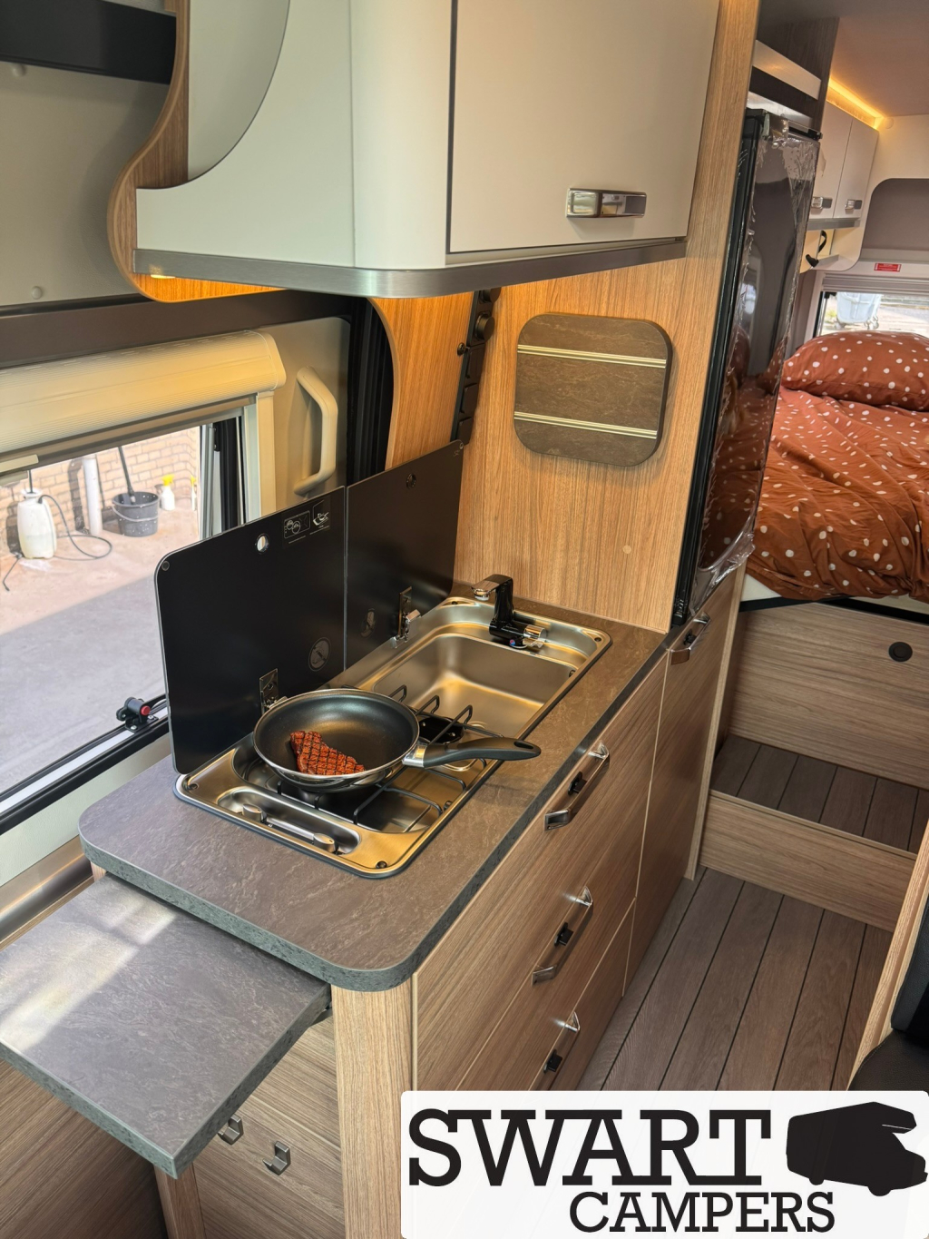 Weinsberg CaraBus 630 ME Edition [Fire], 140 pk Maxi Automaat Lengtebedden foto: 11