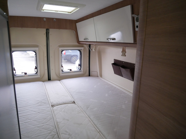 Karmann Davis 620, 6.40 Meter Buscamper, Lengtebedden foto: 18