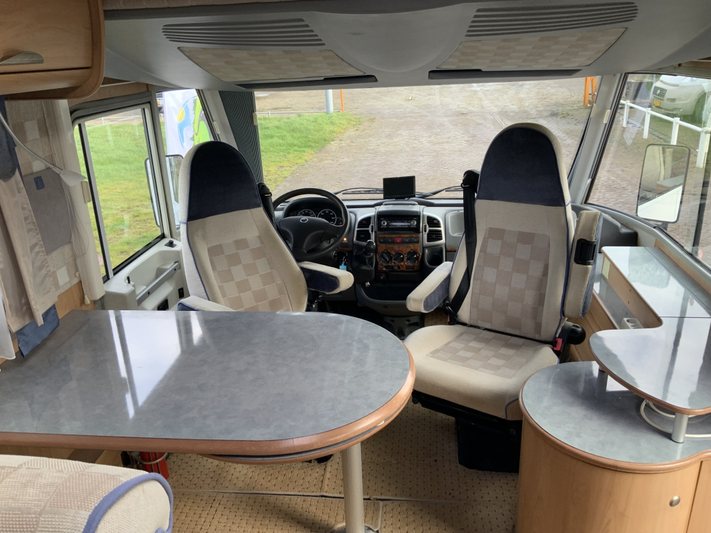B&uuml;rstner El&eacute;gance 660 Integral, cama francesa y cama abatible, asientos giratorios, patas de apoyo hidr&aacute;ulicas, a&ntilde;o 2004 Camper Centrum On the Road en Noorderringweg 4 en Marum. foto: 4