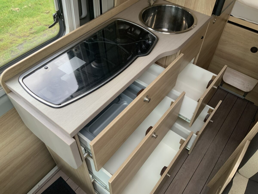 Knaus Boxstar Buscamper AUTOMAAT Dwars-bed, Motor-airco, Draaistoelen, Fietsendrager Busbiker, Bj.2017 Camper centrum on the road Marum foto: 13