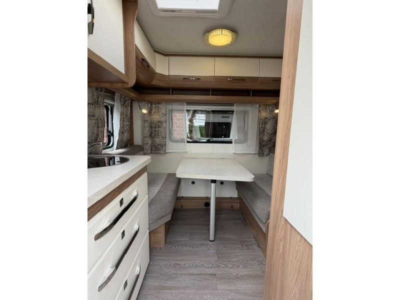Hobby De Luxe 400 SFE Incl. Mover and Awning photo: 11