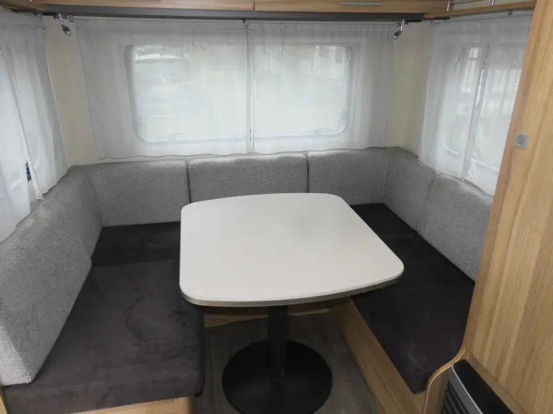 Caravelair Antares 440 Voortent, instapbeugel  foto: 2
