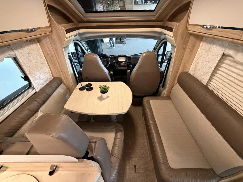 Eura Mobil Profila T 675 SB fransbed / navigatie  foto: 7