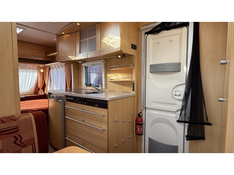 Dethleffs Camper 440 DB dwars bed zit toilet  foto: 6