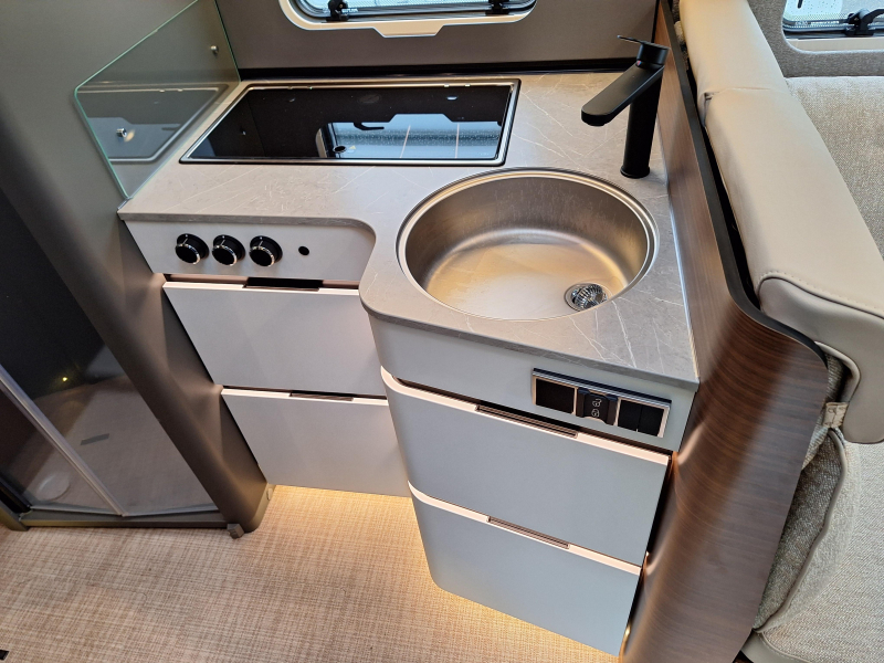 &iexcl;Hymer B-MC I 680 ARMARIOS SUPERIORES EN LUGAR DE CAMA ABATIBLE! foto: 4