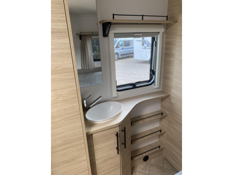 Caravelair Sport Line 455 Anniversary Line Ruime rondzit voorin  foto: 13