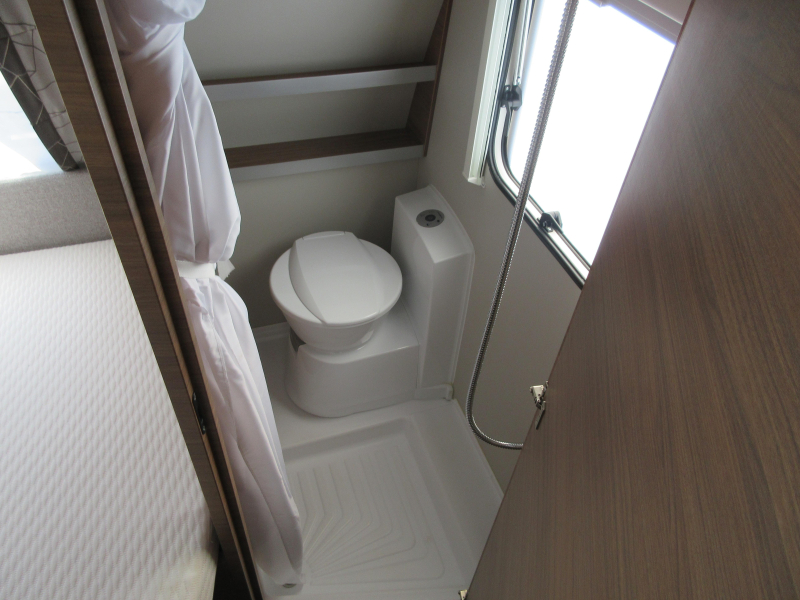 Knaus Sport 450 FU KOMPLETT UND FRANZ&Ouml;SISCHES BETT Foto: 11