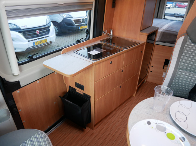 Pössl 2Win Plus, 6 Meter Buscamper, Groot Dwarsbed!!! foto: 11