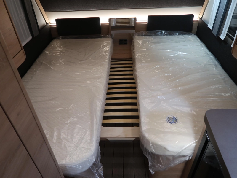 Knaus Sudwind Black Selection 460 EU ENKELE BEDDEN  foto: 5