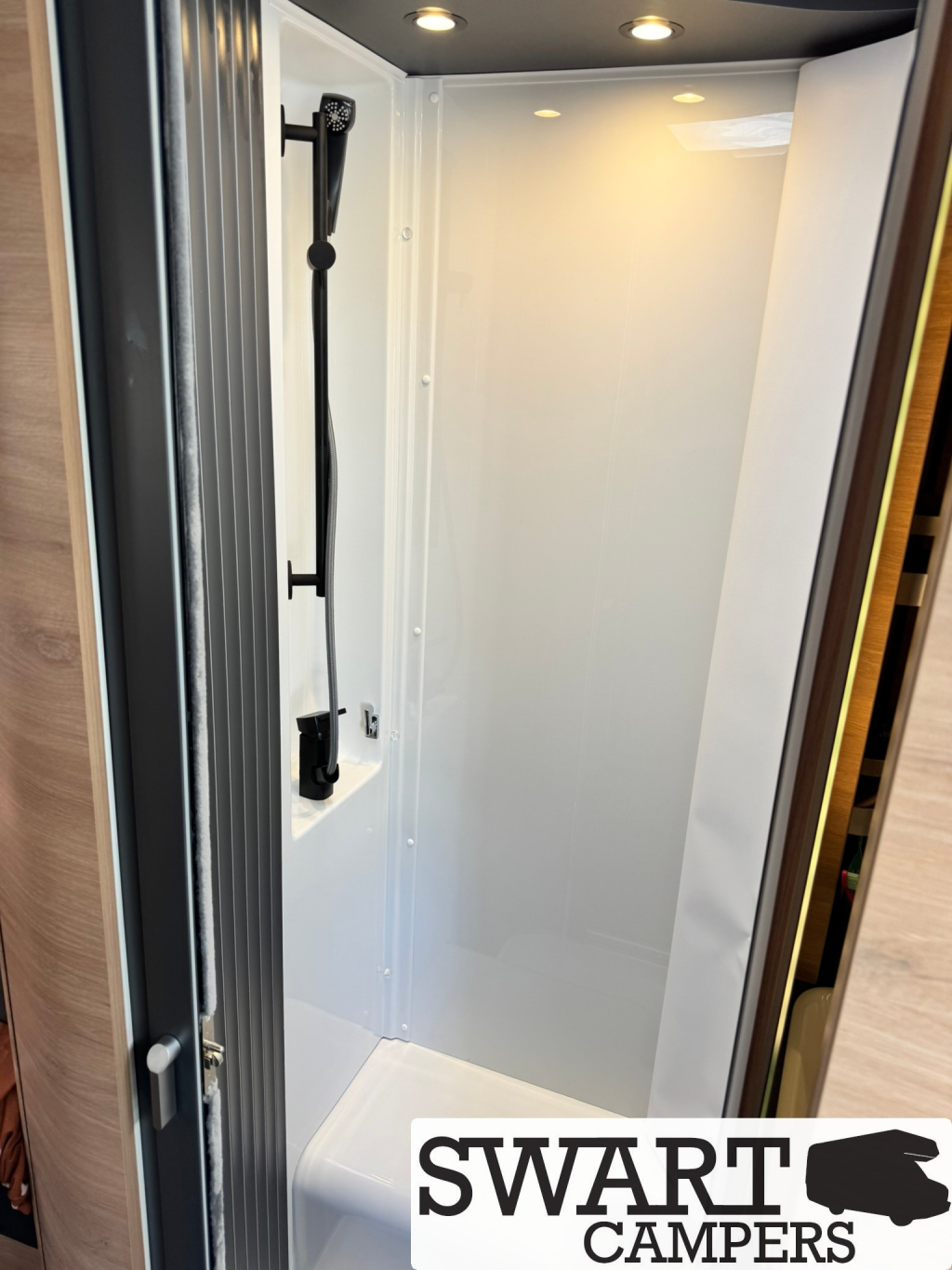 Knaus L!VE TI 650 MEG Platinum Selection Low single beds Automatic photo: 15