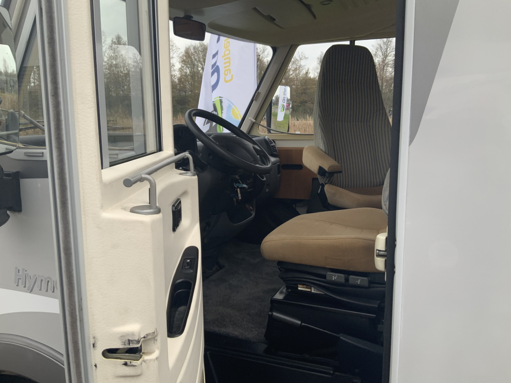 Hymer B 584 2.8 JTD 128 PK, Integraal, Motor-airco, Hef-bed voor, 3 Isri stoelen, Lange-bank, Trekhaak,, Bj. 2005 Camper Centrum On the Road aan de Noorderringweg 4 in Marum. foto: 6