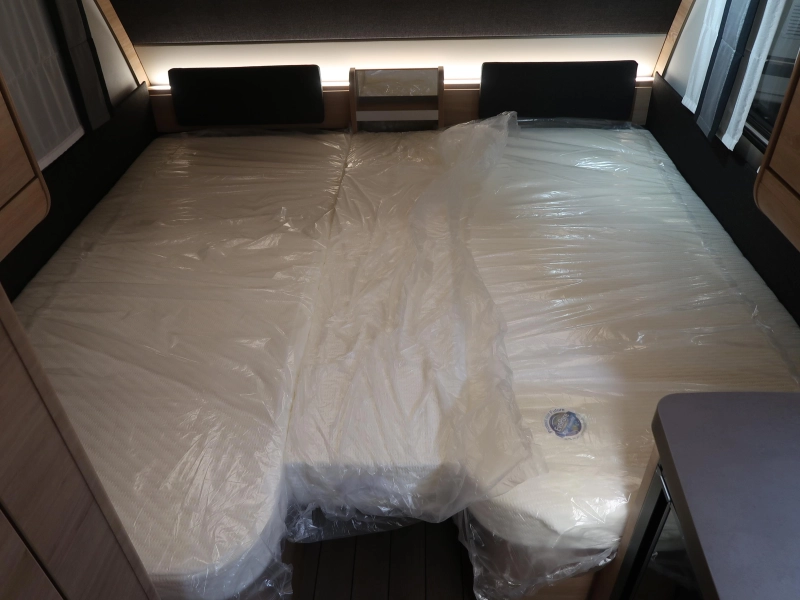 Knaus Sudwind Black Selection 460 EU ENKELE BEDDEN  foto: 6