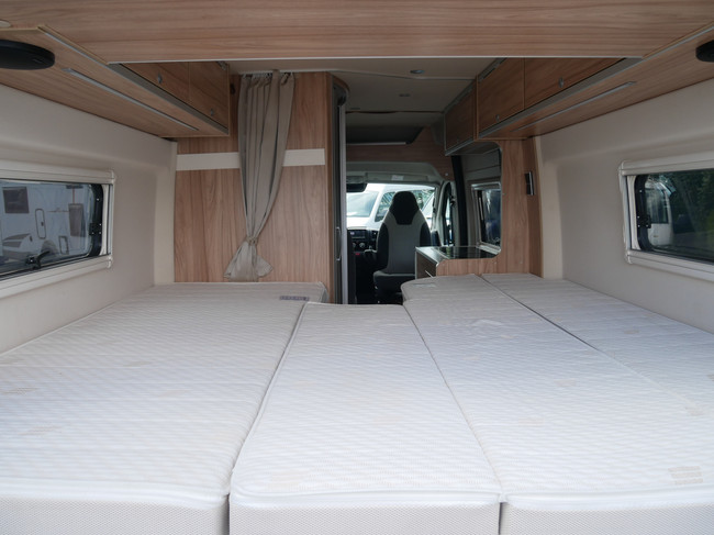 Hymer Yosemite 6 metros, camas longitudinales, techo elevable, 4 personas foto: 19