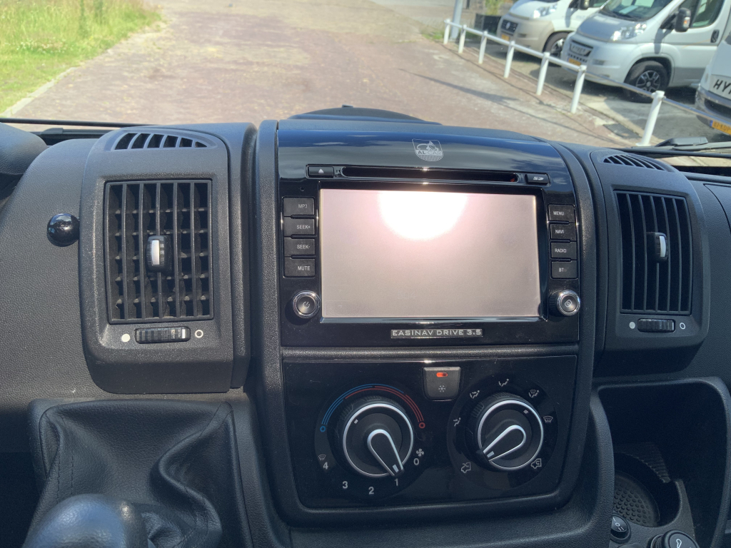 Knaus Van Ti 600 2.3 130 PK Half-integraal, Dwars-bed, Halve- treinzit, Draaistoelen, etc. Bj 2013 Camper centrum on the road Marum foto: 20