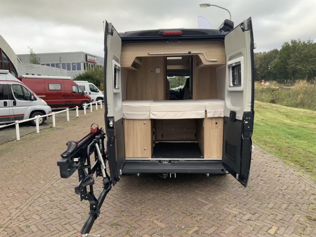 Knaus Boxstar Buscamper AUTOMAAT Dwars-bed, Motor-airco, Draaistoelen, Fietsendrager Busbiker, Bj.2017 Camper centrum on the road Marum foto: 8