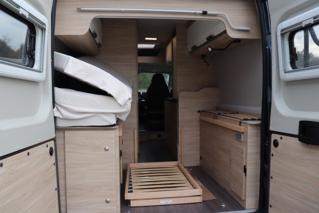 Autocaravana compacta Boxstar Street 600 del establo de Knaus compacta 5.99 m cama transversal Fiat 140 cv (47 foto: 10