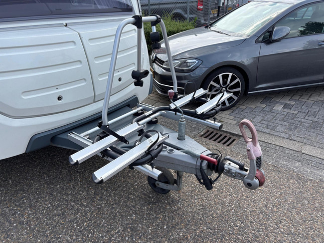 HOME-CAR 526h Racer 470 UE | 2 Enkele bedden | Volautomatische mover | Fietsendrager | Zakluifel | 3-Pits gasfornuis foto: 23