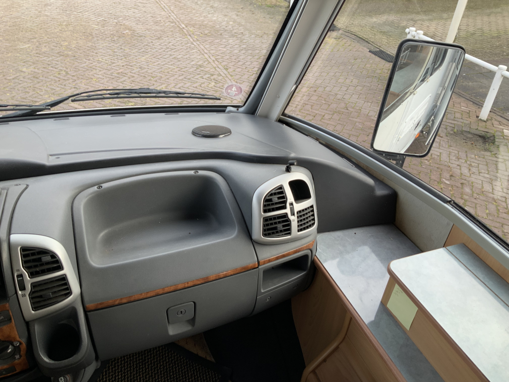 B&uuml;rstner El&eacute;gance 660 Integral, Cama francesa y cama abatible, Asientos giratorios, Patas de apoyo hidr&aacute;ulicas, A&ntilde;o 2004 Camper Centrum On the Road en Noorderringweg 4 en Marum. foto: 17