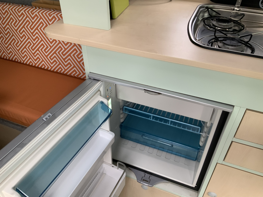 Peugot Boxer L2 H2 Buscamper: Euro 6 met verlaagbare tafel tot 2 pers. lengte-bed, 154 cm breedte, 185 cm lengte, FSL Camperinbouw 2021, km 66000, Zwenkbare fietsendrager, Zonnepaneel 180W, Bj.2017 Camper centrum on the road foto: 6