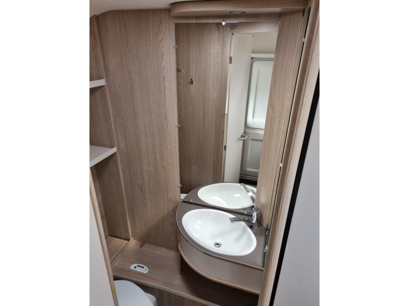 Bürstner Premio Life 425 TS € 1.250,= Acc. voordeel!  foto: 15