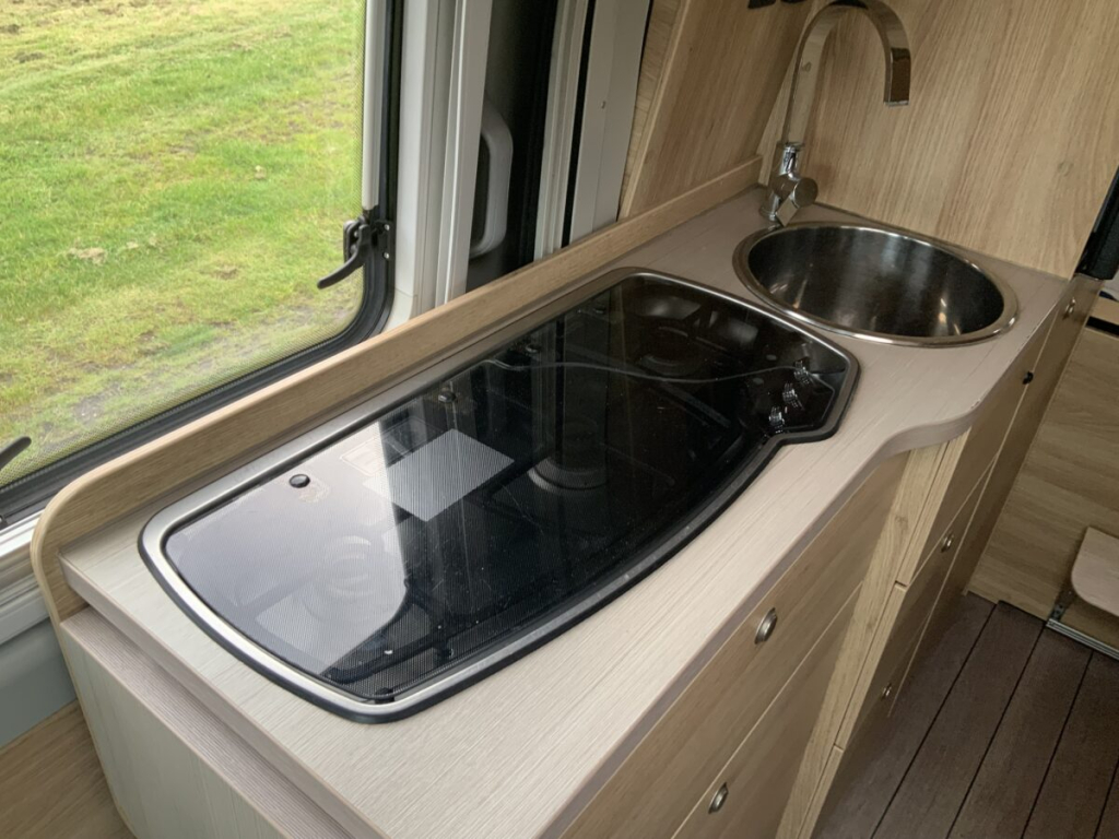 Knaus Boxstar Buscamper AUTOMAAT Dwars-bed, Motor-airco, Draaistoelen, Fietsendrager Busbiker, Bj.2017 Camper centrum on the road Marum foto: 12