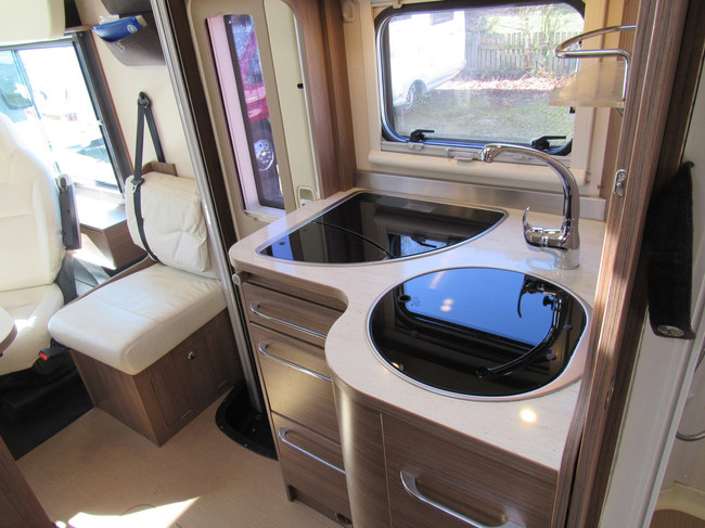 Itineo MB700 Fiat Integriert Queensbett und Hubbett Bj. 2016 Foto: 16