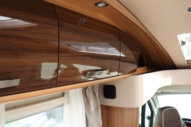9 traps AUTOMAAT Knaus Platinum Edition Sun TI 650 vlakke vloer enkele bedden (80  foto: 35