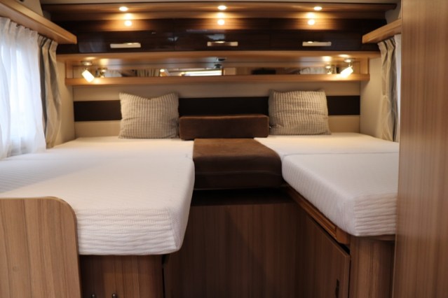 9 traps AUTOMAAT Knaus Platinum Edition Sun TI 650 vlakke vloer enkele bedden (80  foto: 43