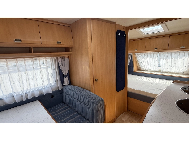 Hobby De luxe Easy 440 SF cama transversal asiento inodoro foto: 4