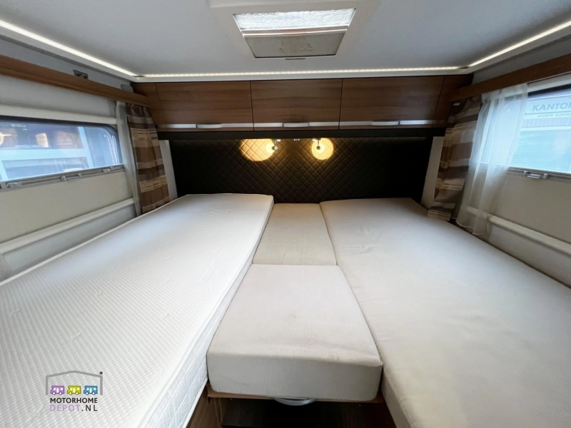 Adria Matrix M 670 SL Cama longitudinal y abatible foto: 8