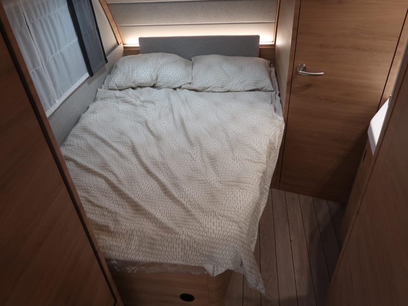 Knaus Sudwind Black Selection 500 FU RUNDSITZGRUPPE FRANZ&Ouml;SISCHES BETT Foto: 5