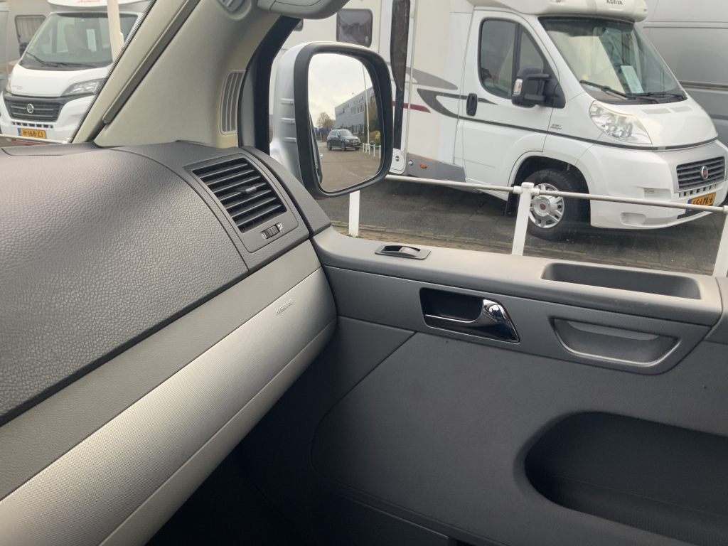 VW Westfalia California 2.5 TDi 130 PS, 5 Sitzpl&auml;tze, 4 Schlafpl&auml;tze, Elektr. Hubdach / Seitent&uuml;r, Bj 2006 Camper Centrum On the Road am Noorderringweg 4 in Marum. Foto: 19