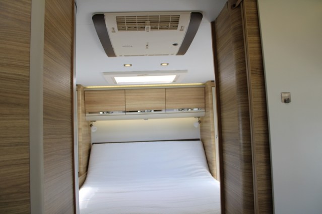 Robuuste Adria Matrix M 670 SK AUTOMAAT 5 gordelplaatsen Queensbed + hefbed (71  foto: 47